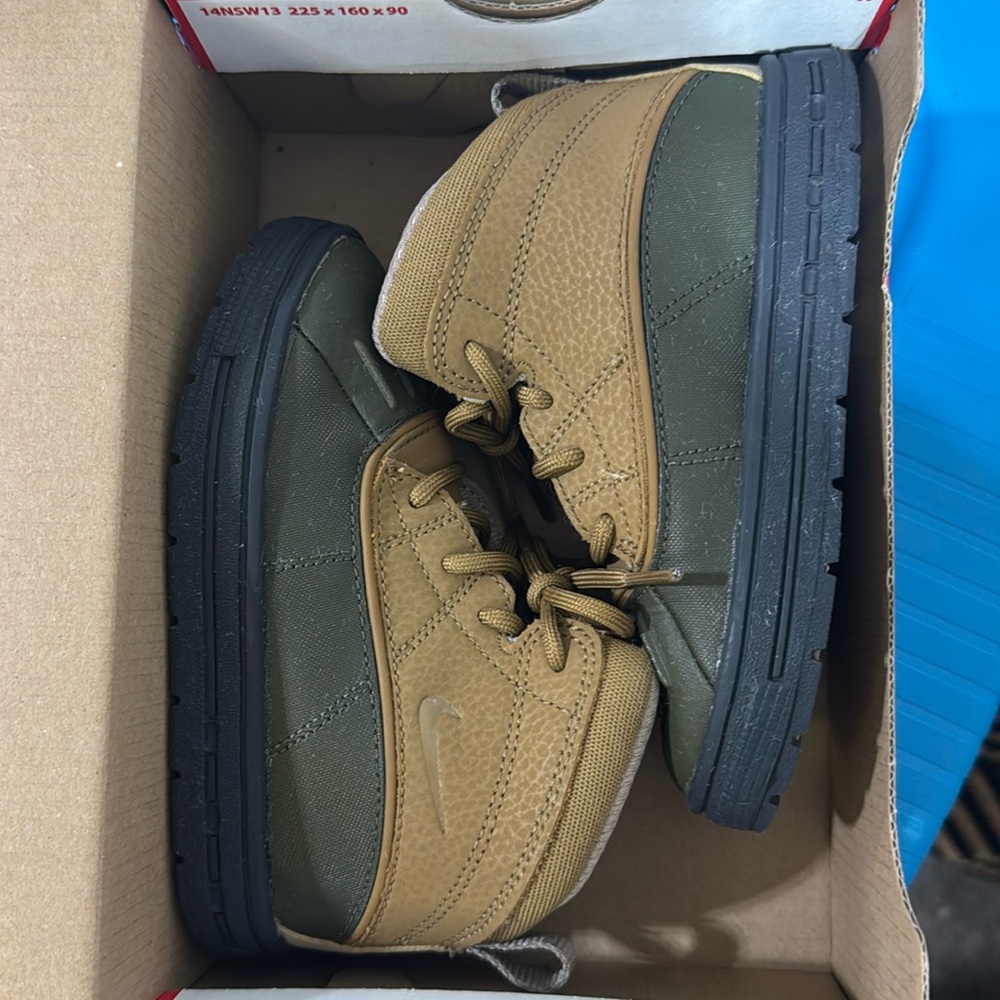 Kids Nike Boots 9C, Hightop Boots - Olive and Tan. Water resistant. Like New